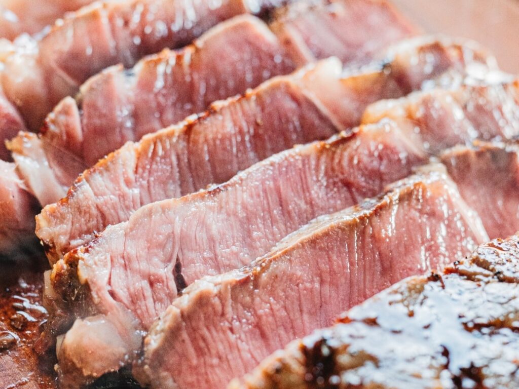 ステーキチャンピオン自らが肉を厳選し調理した贅沢なステーキプレートです。