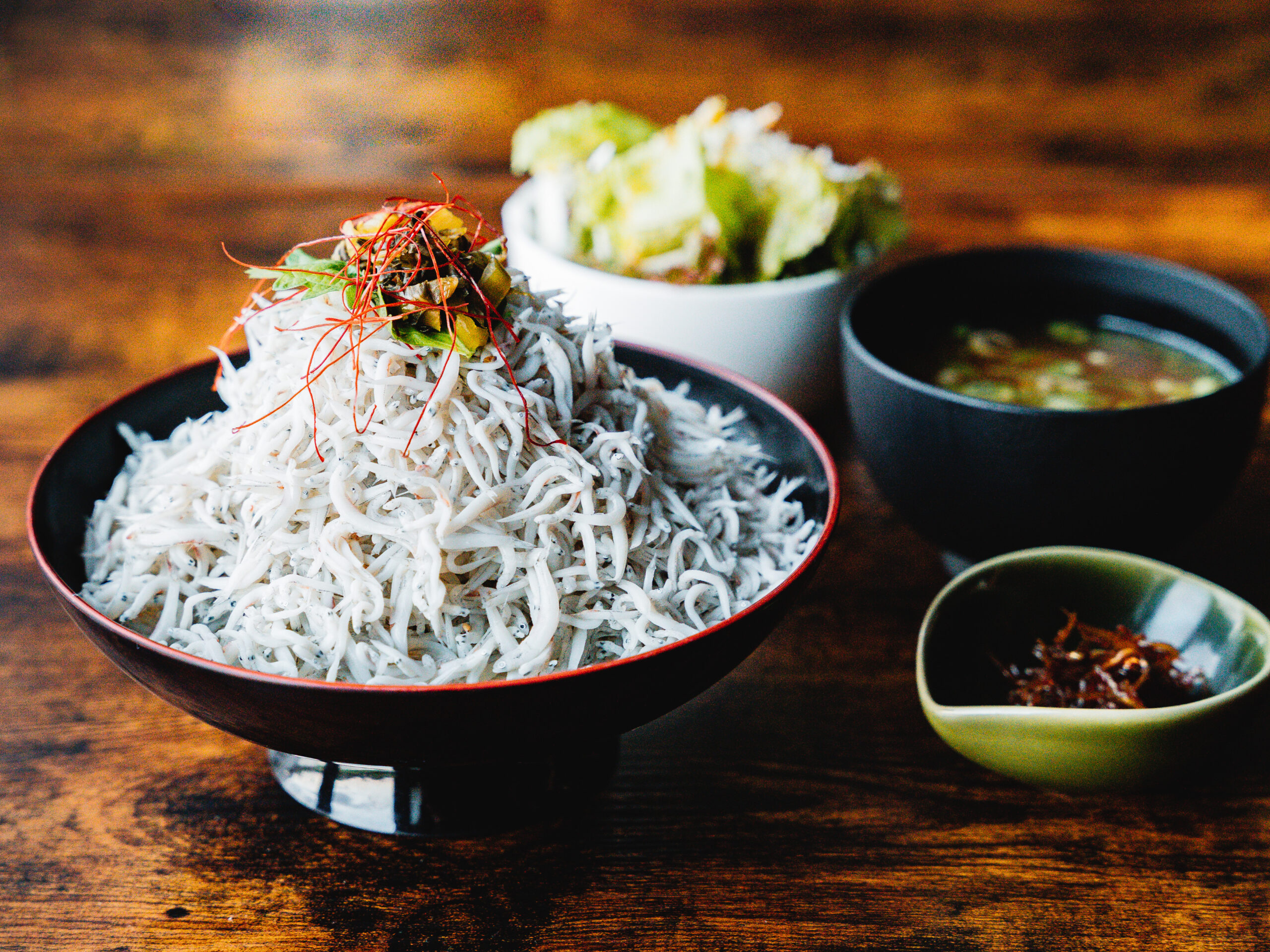 釜揚げしらす丼(味噌汁,サラダ付き)