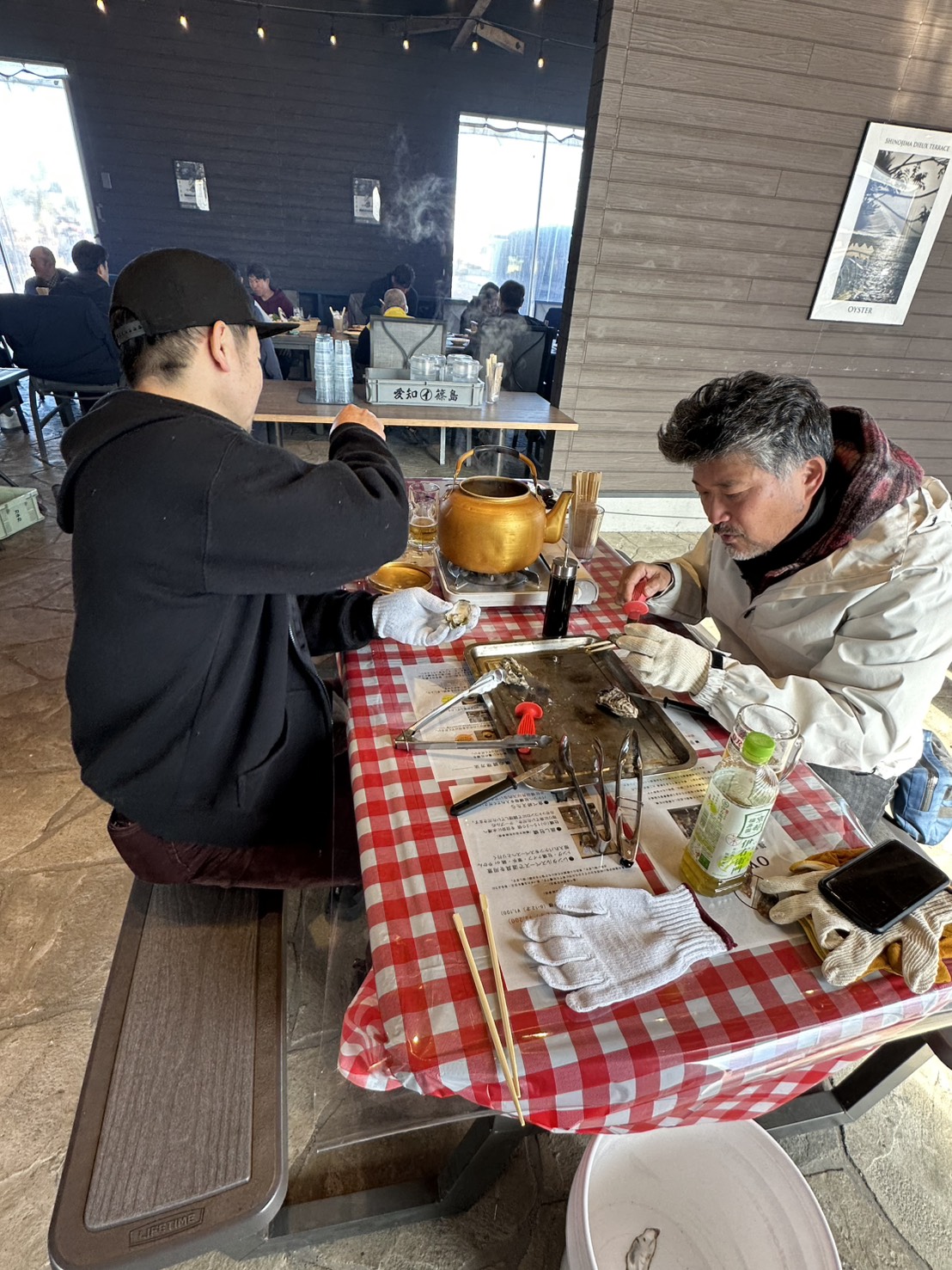 牡蠣小屋で食事を楽しむ風景